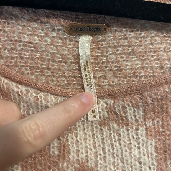 Free People pink oversized sweater- size medium - Picture 3 of 4